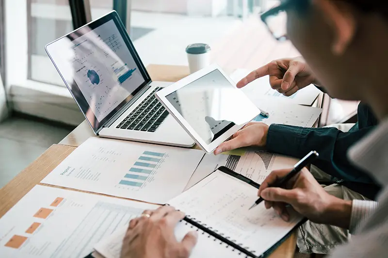 Especialista financiero de remolques que analiza las finanzas de un cliente.